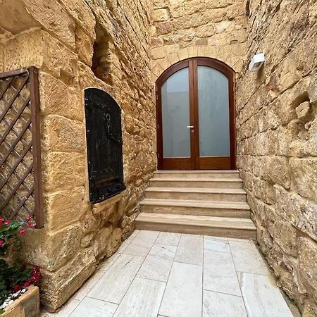 Charming 200 Year Old Cottage With Yard Zabbar Exterior photo