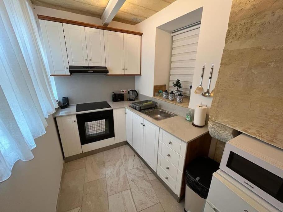 Charming 200 Year Old Cottage With Yard Zabbar Exterior photo