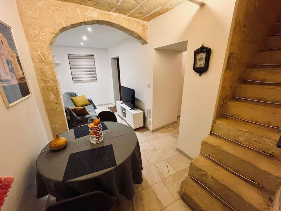 Charming 200 Year Old Cottage With Yard Zabbar Exterior photo