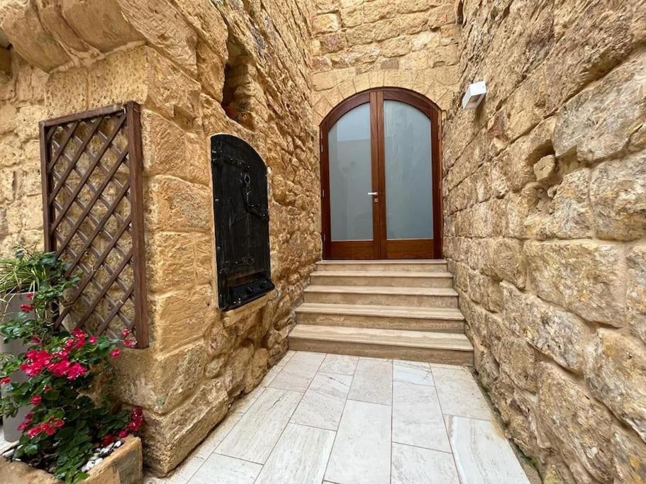 Charming 200 Year Old Cottage With Yard Zabbar Exterior photo