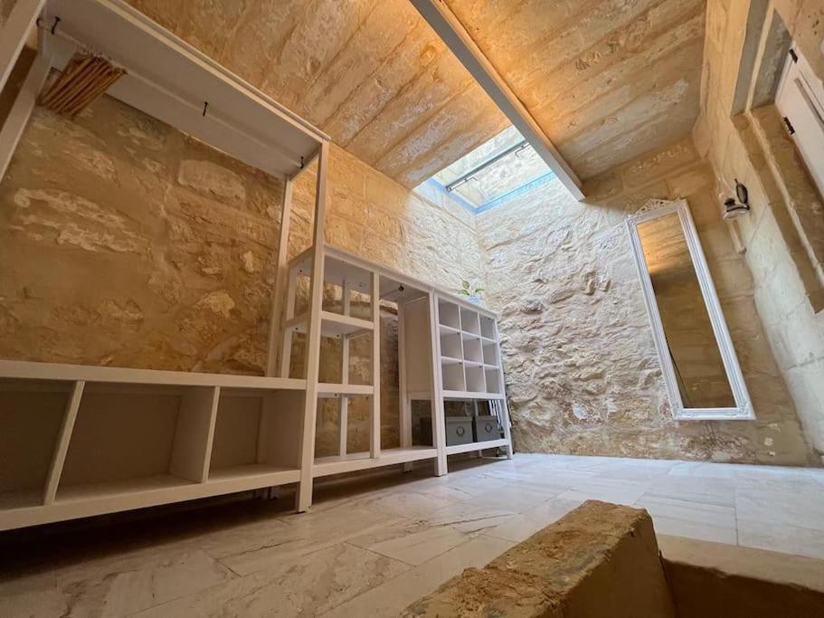 Charming 200 Year Old Cottage With Yard Zabbar Exterior photo