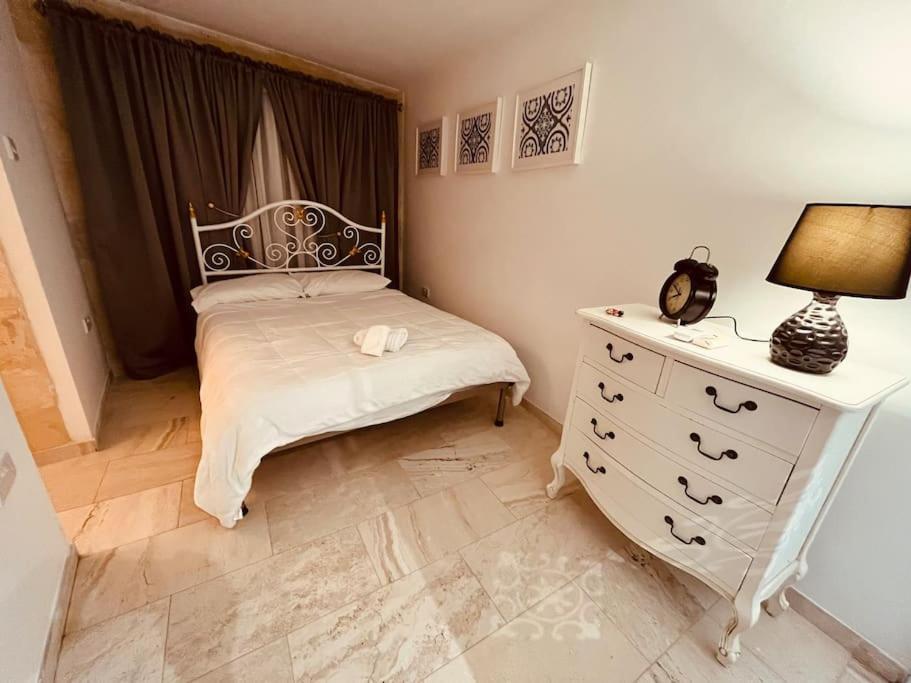 Charming 200 Year Old Cottage With Yard Zabbar Exterior photo