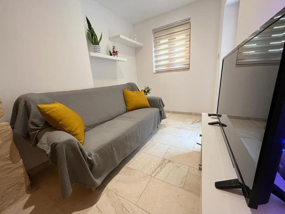Charming 200 Year Old Cottage With Yard Zabbar Exterior photo